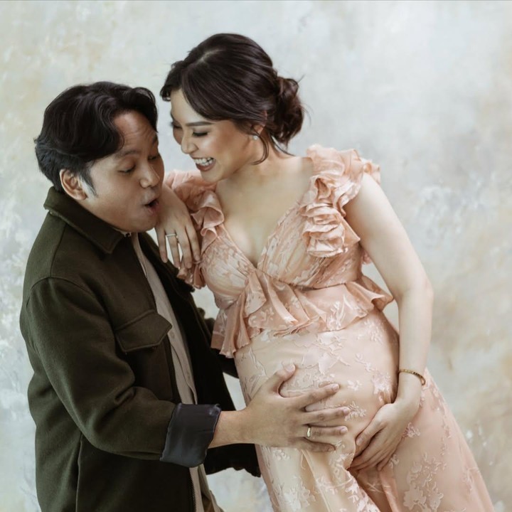 <p>Calvin Jeremy dan istri tampaknya sudah tidak sabar menyambut kelahiran anak pertama, Bunda. Hal ini diungkap keduanya dalam unggahan <em>maternity shoot</em> kehamilan ini. "Kehamilan ini sungguh sebuah berkah. Sayang, kamu membuat semuanya terasa lancar dan menyenangkan. Tinggal sedikit lagi dan kami siap bertemu denganmu dan tumbuh bersama sebagai sebuah keluarga," tulis keduanya. (Foto: Instagram @calvinjeremy)</p>
