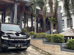 Ganti Pelat, Ketua DPRD Kalsel Tinggalkan Kantor Saat Demo Ricuh