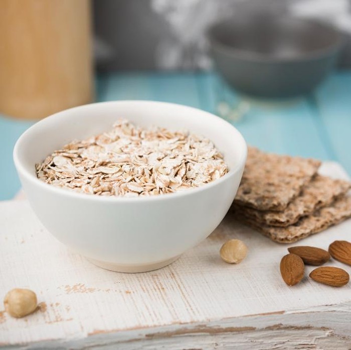 Kaya akan senyawa antioksidan seperti avenanthramides, oatmeal membantu melawan radikal bebas dan mengurangi stres oksidatif dalam tubuh. Efek positif tersebut mendukung kesehatan jantung dan pembuluh darah, menjadikannya pilihan tepat untuk sarapan setiap hari.