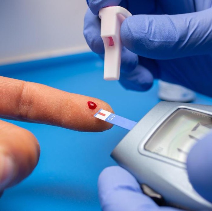 Oatmeal membantu menjaga kadar gula darah lebih stabil karena serat beta-glucan memperlambat penyerapan karbohidrat di dalam tubuh. Dengan gula darah yang lebih terkontrol, tubuh tetap berenergi tanpa cepat lapar, sehingga menjadikan oatmeal pilihan sarapan yang ideal setiap hari.