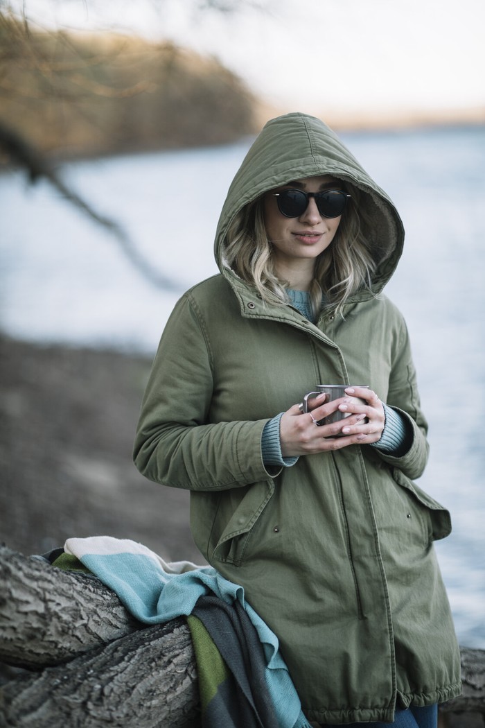 Parka adalah mantel panjang yang dirancang untuk menghadapi cuaca dingin