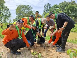 Aksi Siswa Duta Green Policing Polda Riau: Tanam Pohon hingga Operasi Semut