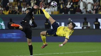 FOTO: Detik-detik Salto Ronaldo yang Bikin Melongo
