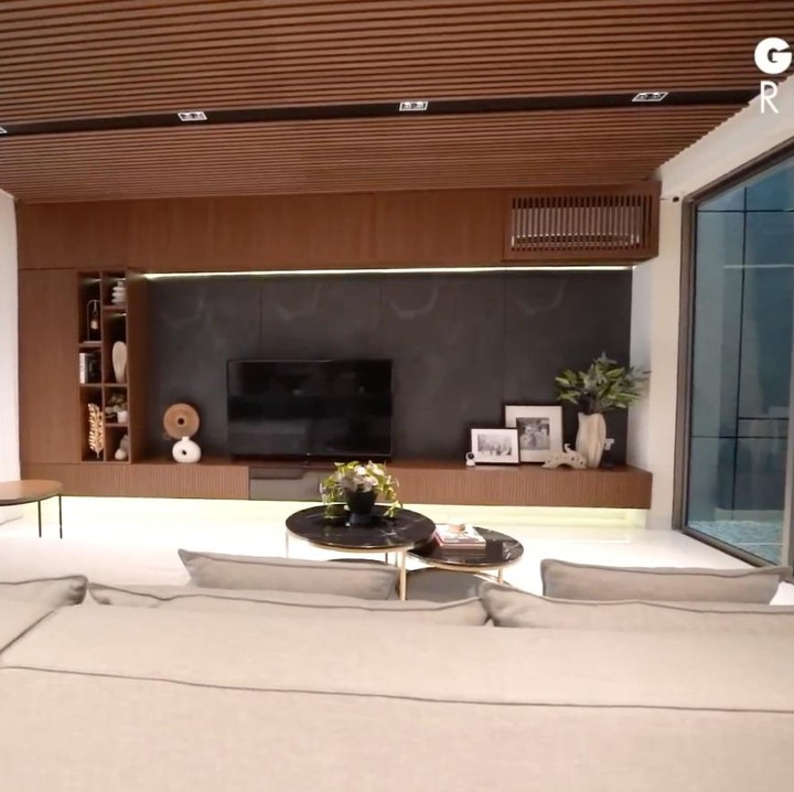 <p>Memasuki area utama dalam rumah, Bunda&nbsp;akan melihat ruang keluarga yang cukup luas. Dekorasi ruangan ini dibuat minimalis dengan banyak ornamen bayu cokelat. Mona dan Indra meletakkan sofa besar di ruang keluarga. Di ruangan ini, keduanya juga membangun kaca besar untuk pencahayaan alami di dalam rumah. (Foto: YouTube AH)</p>