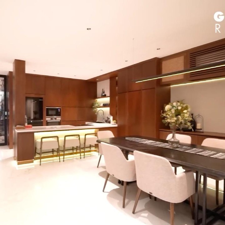 <p>Mona dan Indra sengaja membangun dapur, meja makan, dan ruang keluarga di dalam satu tempat tanpa disekat. Keduanya mengondisikan ruangan agar bisa digunakan oleh anak-anak mereka di waktu bersamaan. "Sebenarnya kita senang banget menggabungkan beberapa ruangan jadi satu, ini misalnya ada dapur bersih, ada ruang makan, ada ruang keluarga. Itu supaya semuanya mengerjakan aktivitas dalam satu ruangan. Karena kan anak-anakku umurnya beda-beda tuh," ungkap Mona. (Foto: YouTube AH)</p>