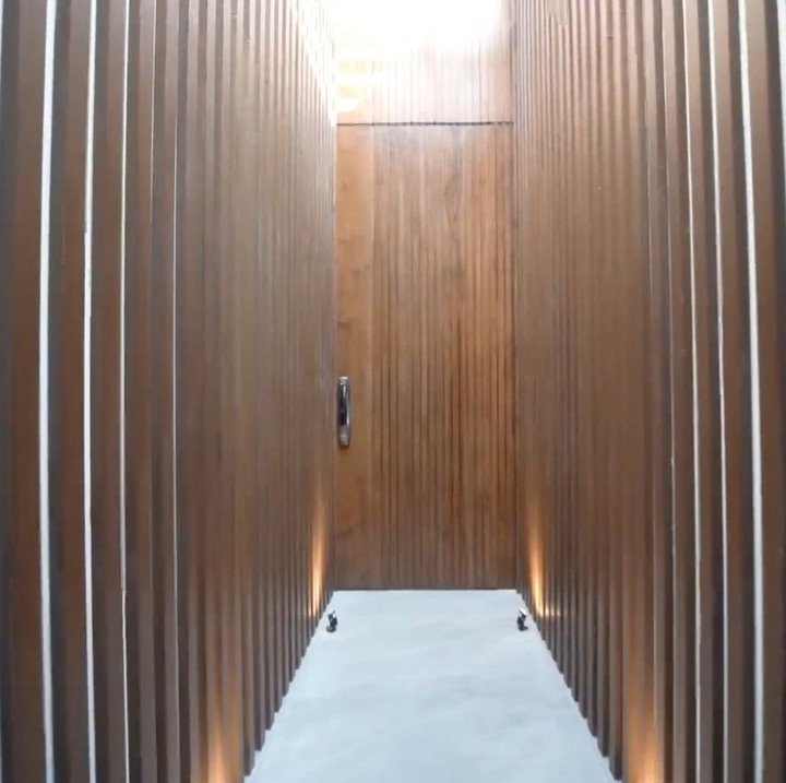 <p>Mona dan Indra memutuskan untuk pindah ke rumah ini lantaran membutuhkan banyak ruang untuk keluarga. Rumah baru pasangan ini terbilang unik karena memiliki luas bangunan yang tak biasa. "Ini baru pindah. Kita tadinya tinggal di apartemen. Rumah ini kan secara luas, lebarnya cuma 10 (meter persegi), ke belakang itu 65," ungkap Indra. Saat memasuki area dalam rumah, Bunda juga dapat melihat beberapa lorong yang dibangun dengan nuansa kayu cokelat. (Foto: YouTube AH)</p>