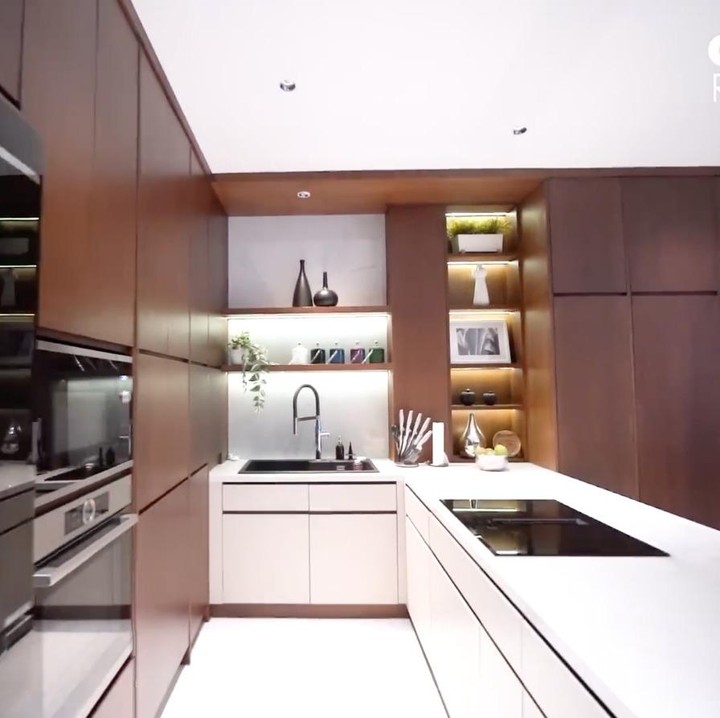 <p>Keluarga pasangan Mona Ratuliu dan Indra Brasco sudah hampir setahun ini tinggal di hunian baru. Rumah bernuansa kayu bak vila di Bali ini adalah hunian lama yang mereka renovasi selama 2,5 tahun, Bunda. "Ini rumah lama sih, kita renovasi hampir 2,5 tahun," kata Indra, dikutip dari YouTube AH. HaiBunda sudah meminta izin untuk mengutip konten ini. (Foto: YouTube AH)</p>