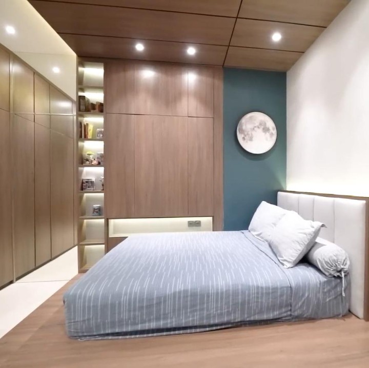 <p>Tak hanya ruang keluarga, Mona dan Indra juga menyulap kamar utama dan anak dengan nuansa minimalis yang tetap didominasi kayu cokelat. Misalnya, di salah satu kamar, keduanya membuat sebagian dinding, lantai, lemari pakaian, dan rak dari kayu. Selain ornamen kayu, Mona dan Indra juga fokus pada pencahayaan kamar yang cukup terang. (Foto: YouTube AH)</p>