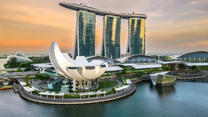 Singapura merupakan negara dengan teknologi tercanggih di dunia, yang unggul dalam kecerdasan buatan, bioteknologi, dan keuangan. Perusahaan besar seperti SEA Limited, menjadi bukti kemajuan teknologi di negara ini.