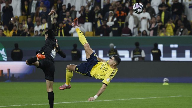 Cristiano Ronaldo cetak gol salto mewarnai kemenangan Al Nassr 4-1 atas Al Khaleej dalam pertandingan Liga Arab Saudi.