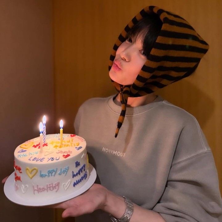 <p>Dalam unggahan itu, Song Hye Kyo tampil menggemaskan menggunakan penutup kepala sambil memegang kue ulang tahun. &ldquo;Terima kasih atas ucapan selamat ulang tahunnya! Aku merayakan ulang tahun yang luar biasa tahun ini!&rdquo; tulis Song Hye Kyo, dikutip dari laman Instagram <em>@kyo1122,</em> Senin (24/11/2025).&nbsp;(Foto: Instagram @kyo1122)</p>