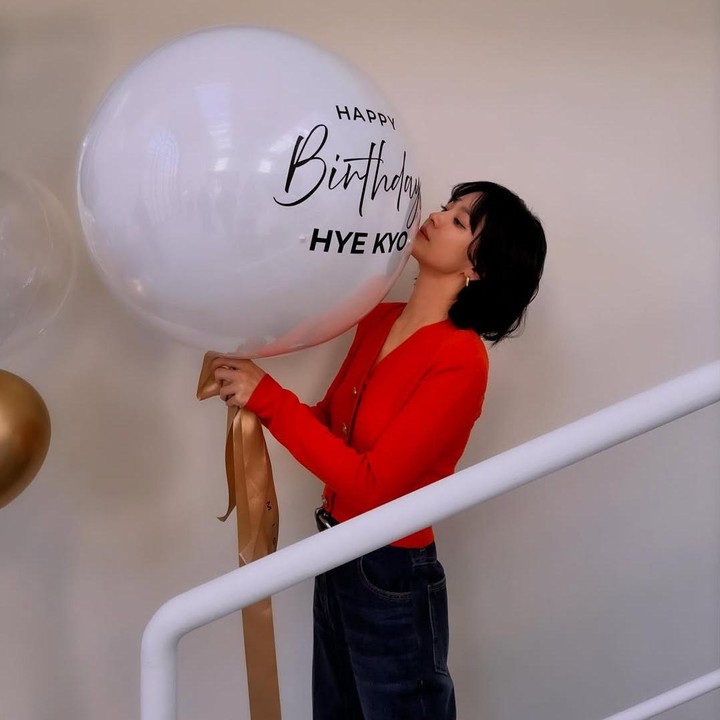 <p>Tak hanya itu, ia pun berjanji akan menyambut para penggemarnya lewat karya-karya terbarunya. &ldquo;Aku menerima bunga dan hadiah yang kamu kirim! Terima kasih banyak!!! Aku akan menyambutmu dengan kerja keras! Aku sayang kamu,&rdquo; tuturnya.&nbsp;(Foto: Instagram @kyo1122)</p>