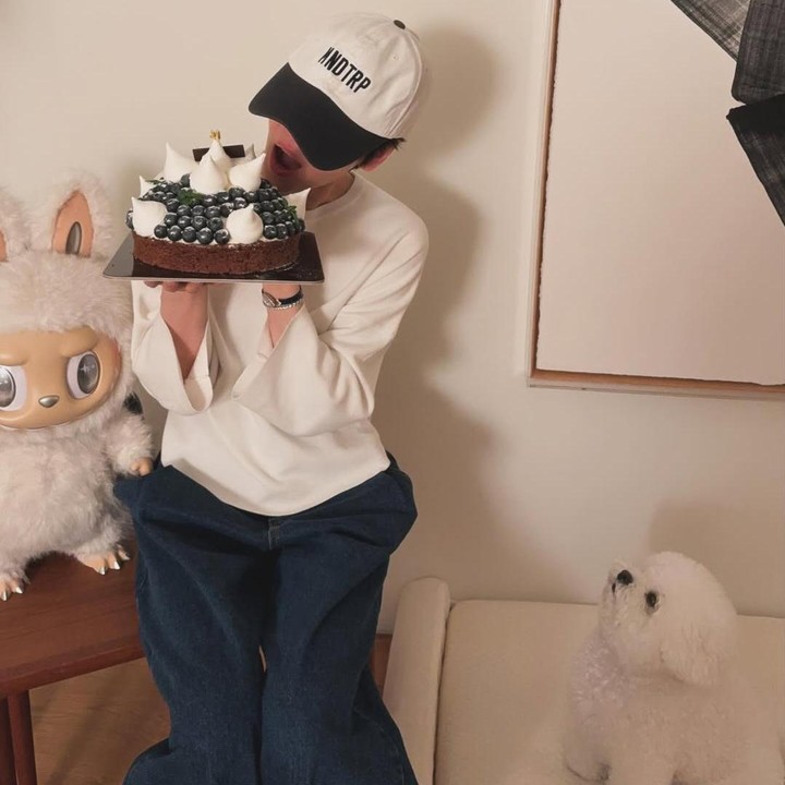 <p>Unggahan itu pun langsung dibanjiri ucapan para penggemarnya. &ldquo;Selamat ulang tahun yong. aku mencintaimu juga,&rdquo; tulis akun <em>@rayoung****.</em> &ldquo;Hyekyo tercinta~ Selamat sekali lagi, dan bahagia selalu,&rdquo; tulis akun <em>@woolee_s****.&nbsp;</em>(Foto: Instagram @kyo1122)</p>