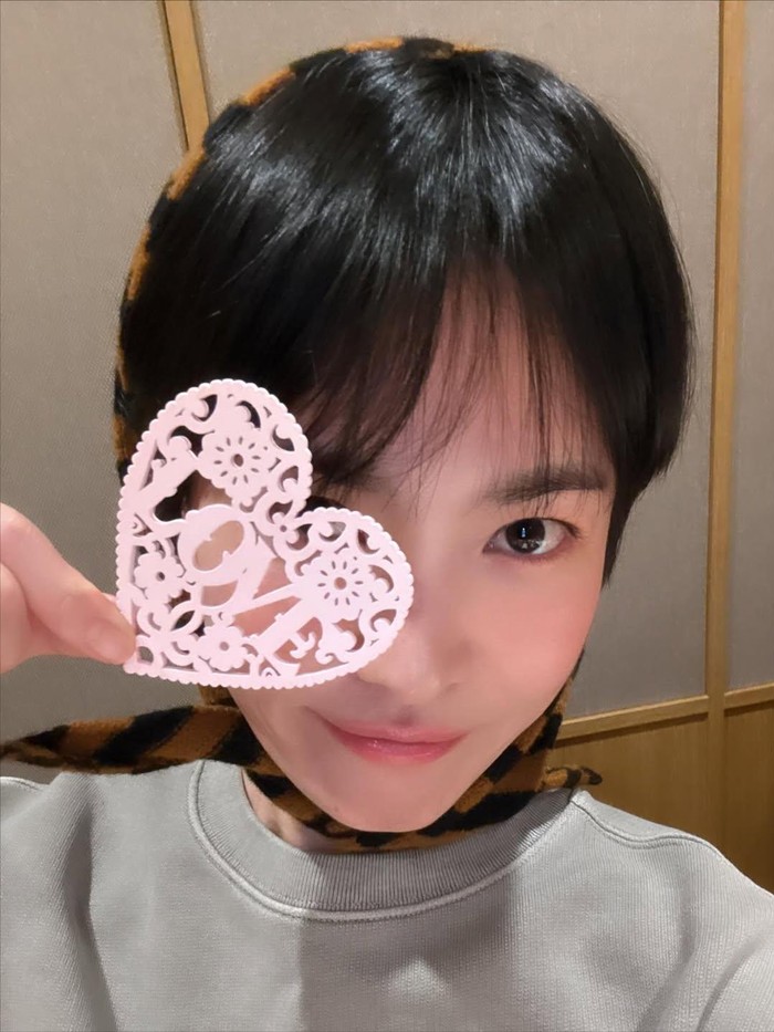 Ia juga berpose menggunakan salah satu ornamen ulang tahun bertuliskan 'Love'./ Foto: instagram.com/kyo1122