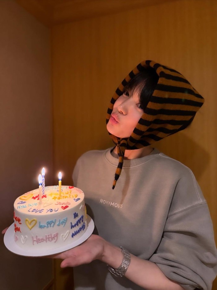 Dalam beberapa potret yang dirilis, Song Hye Kyo tampil menggemaskan dengan menggunakan scarf sambil berpose memegang kue ulang tahun./ Foto: instagram.com/kyo1122