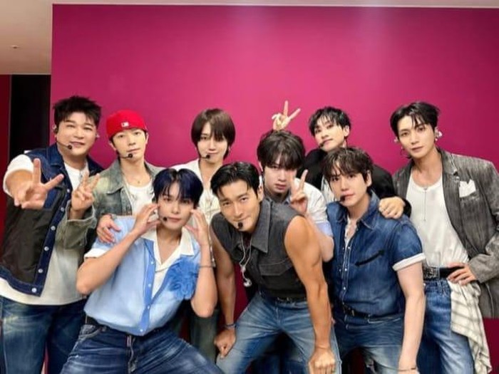 Rayakan 20 tahun anniversarry grup pada 2025 ini, SUPER JUNIOR hadir dengan formasi lengkap, termasuk Heechul yang telah lama rehat karena cedera yang pernah dialaminya. Kembalinya salah satu grup legendaris K-Pop ini, membuat penggemar antusias dengan karya terbaru mereka.