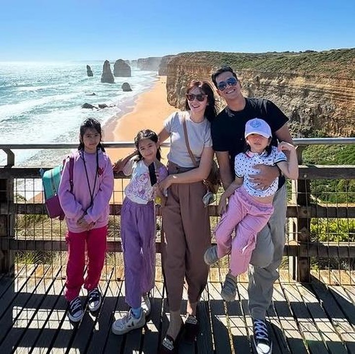 <p>Selain peduli pada lingkungan sekitarnya, Surya juga terlihat hangat dan selalu tampil harmonis bersama keluarganya, Bunda. Dalam beberapa unggahannya di Instagram, ia kerap mengajak keluarganya untuk berlibur. "Nanti aku mau bawa kamu sama anak anak ah kesini, baguus yang.Tadaaaaa.. sampe, <em>Alhamdulillah</em>," tulis Surya lewat Instagramnya. (Foto: Instagram @suryainsomnia)</p>