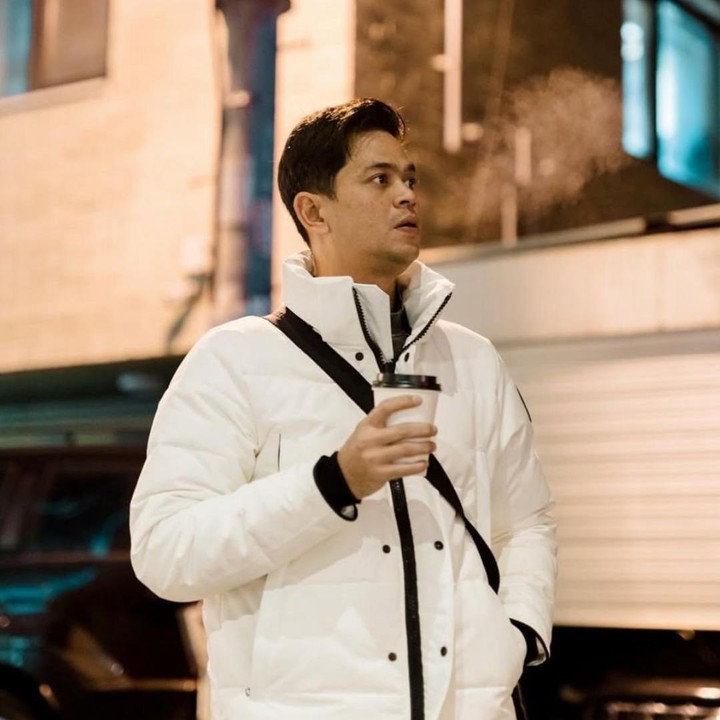 <p>Artis Surya Insomnia baru-baru ini menjadi sorotan setelah videonya menambal jalan di Tangerang Selatan viral di media sosial. Video tersebut pertama kali diunggah langsung oleh <em>influencer</em> <em>@gilangseiya</em> lewat akun TikTok-nya, Bunda. (Foto: Instagram @suryainsomnia)</p>