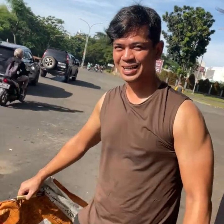 <p>Dalam video yang kini tengah ramai diperbincangkan, Surya tampak berjalan sambil membawa karung dan sebuah linggis di siang hari. Presenter sekaligus komedian ini tampil santai hanya mengenakan kaus oblong berwarna coklat saat membantu memperbaiki jalan yang berlubang. "Iya ngaspal jalan," kata Surya dikutip dari TikTok <em>@gilangseiya</em>. (Foto: Instagram @suryainsomnia)</p>