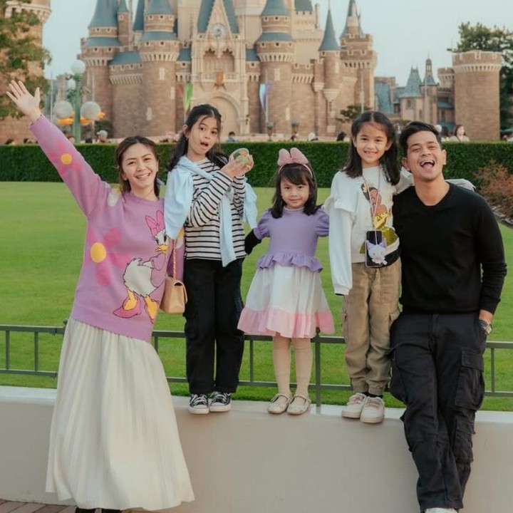 <p>Sebagai Ayah dari tiga orang anak perempuan, Surya selalu berusaha membuat anak-anaknya bahagia, Bunda. Beberapa waktu lalu, ia tampak berlibur ke Disneyland bersama dengan sang istri dan ketiga anaknya. (Foto: Instagram @suryainsomnia)</p>