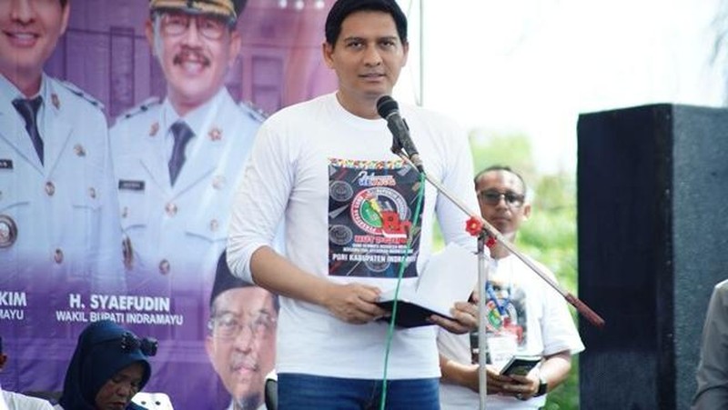 Bupati Indramayu Lucky Hakim menekankan pentingnya kemampuan guru dalam beradaptasi di era globalisasi. Ia menyatakan,