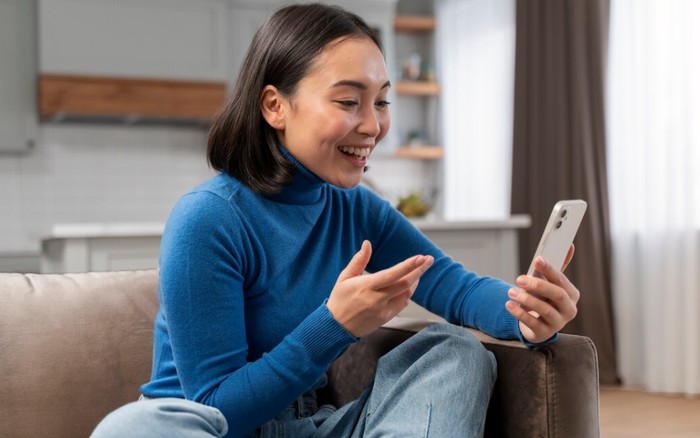 Terakhir adalah dengan meminimalkan penggunaan media sosial. Pasalnya, medsos dapat memengaruhi suasana hatimu. Terlalu banyak membaca berita negatif akan membuatmu cemas.