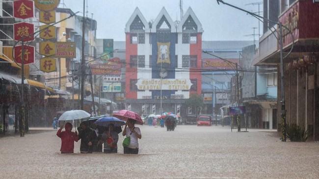 Sejumlah media asing menyoroti total korban tewas imbas banjir bandang yang menerjang sejumlah negara anggota ASEAN termasuk Indonesia.