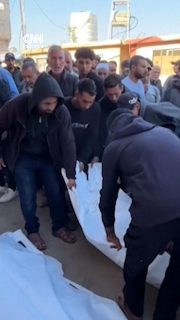 Tangis Warga Gaza usai Israel Bunuh 20 Orang di Deir Al Balah