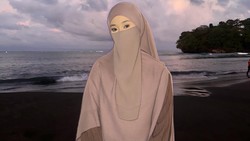 Sosok Tinandrose, Perempuan Bercadar yang Resmi Jadi Istri Fiki Naki