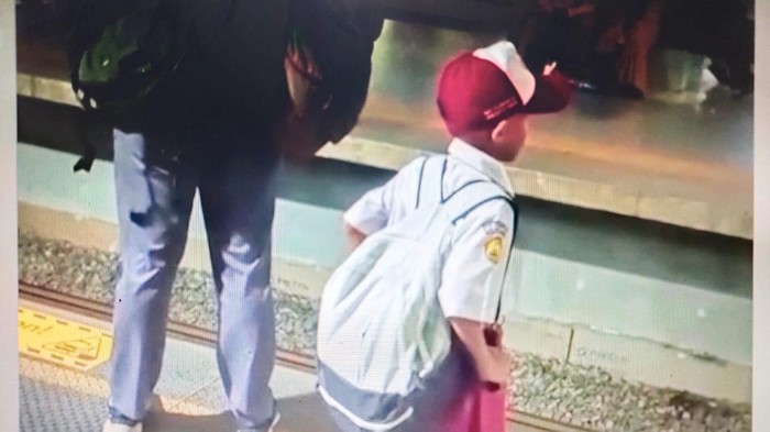 Viral di TikTok! Ini Cerita di Balik Bocah SD yang Naik KRL dari Tangerang ke Jaktim Tiap Hari