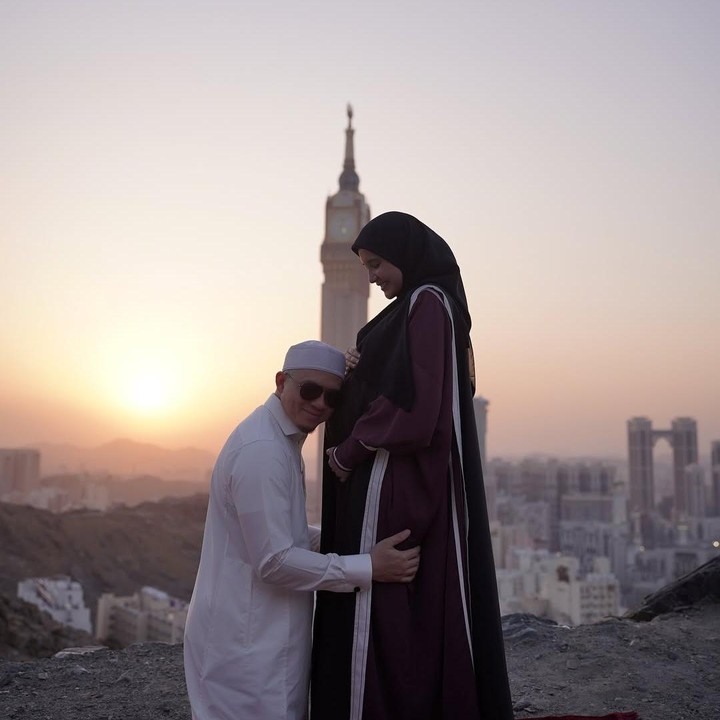 <p>Setelah dari Jepang, Zaskia dan keluarga besarnya pergi umrah ke Tanah Suci. Zaskia memanfaatkan perjalanan singkat ini untuk beribadah dan menikmati waktu bersama keluarga sebelum kelahiran anak keduanya. Meski mengaku tak mudah menjalani umrah saat hamil, Zaskia bisa melewatinya berkat bantuan sang suami. (Foto: Instagram @zaskiasungkar15)</p>