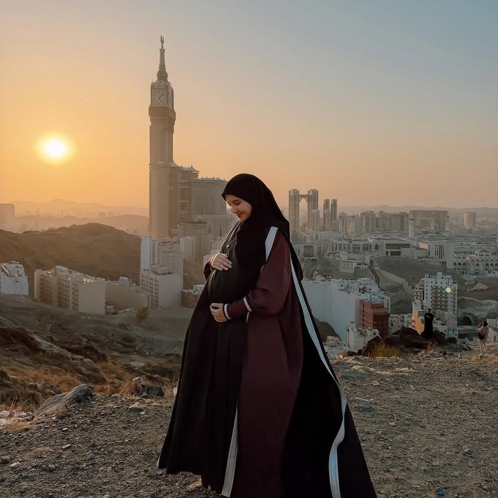 <p>Zaskia Sungkar tengah menikmati kehamilan keduanya. Sejak masuk trimester kedua kehamilan, Zaskia banyak menghabiskan waktunya untuk&nbsp;<em>traveling</em> bersama keluarga, termasuk menyempatkan diri untuk menunaikan umrah. Saat umrah, Zaskia sempat membagikan potret gayanya yang mengenakan baju ibu hamil muslim dengan desain <em>stylish</em>. Baju yang dikenakan istri Irwansyah ini adalah baju gamis dengan desain berlapis warna hitam dan maroon dengan potongan A-line yang lebar. (Foto: Instagram @zaskiasungkar15)</p>