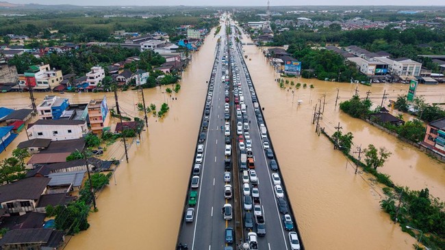 Ketinggian banjir capai tiga meter di Provinsi Songkhla menewaskan 162 orang, salah satu banjir terburuk di Thailand 10 tahun terakhir.