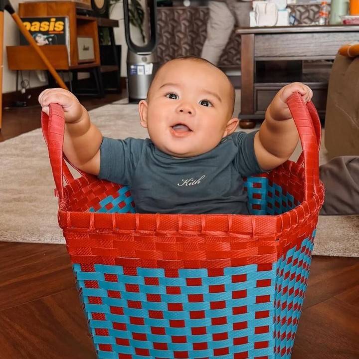 <p>Baru-baru ini, tingkah <em>Baby</em> Arash mencuri perhatian saat dijahili Ayah Thariq dengan dimasukkan ke dalam keranjang. Ia tampak begitu <em>happy</em> dengan menunjukkan senyuman manisnya. (Foto: Instagram @thariqhalilintar)</p>