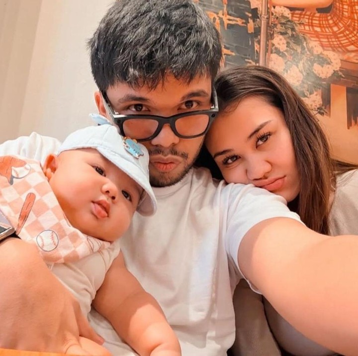 <p>Satu tahun menjalani kehidupan rumah tangga, pasangan Aaliyah Massaid dan Thariq Halilintar kini semakin bahagia sejak kehadiran putra kecil mereka, Bunda.&nbsp;Anak pertamanya diberi nama&nbsp;Ahmad Arash Omara Thariq atau yang akrab disapa <em>Baby</em> Arash. (Foto: Instagram @thariqhalilintar)</p>