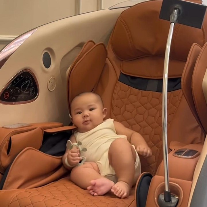 <p>Si Kecil ini&nbsp;lahir pada 12 Juni 2025 dan sudah genap berusia lima bulan. Di usianya yang kini lagi menggemaskan, Thariq selalu menyempatkan dirinya untuk bermain bersama <em>Baby</em> Arash dan diunggah langsung lewat beberapa <em>postingannya</em> di Instagram. Menilik pada salah satu momen, <em>Baby</em> Arash tampak dijahili oleh sang Ayah dengan diletakkan di kursi pijat. Alih-alih menangis, ia lebih memilih bersandar&nbsp;sambil memperlihatkan ekspresi gemasnya, Bunda. (Foto: Instagram @thariqhalilintar)</p>