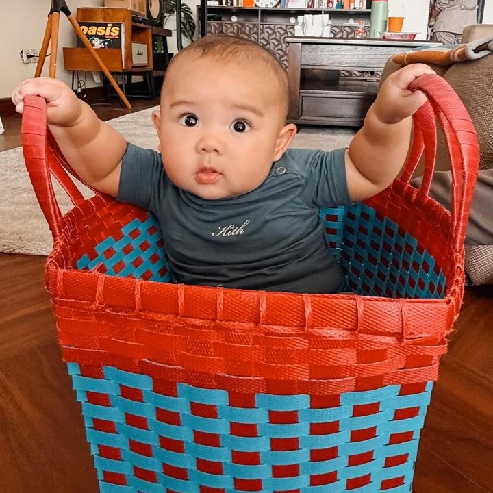 <p>Pada kesempatan yang sama, <em>Baby</em> Arash memperlihatkan ekspresi polosnya dan sukses membuat netizen terhanyut gemas melihatnya. "Paketnya siapa nih?" tulis Thariq melalui unggahannya di Instagram. (Foto: Instagram @thariqhalilintar)</p>