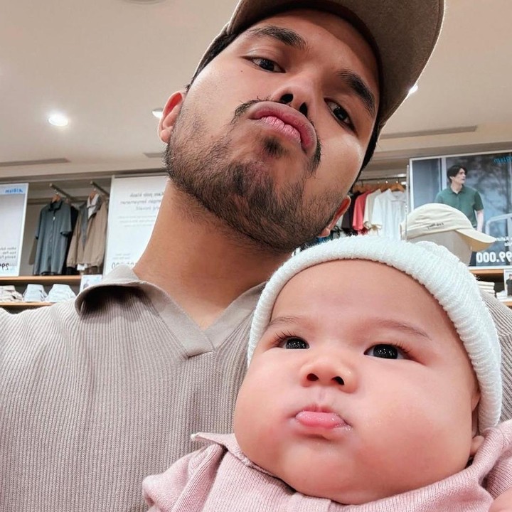 <p>Beberapa waktu lalu, saat Thariq sedang <em>selfie</em> bersama <em>Baby</em> Arash, Si Kecil ini tampaknya sudah pandai berekspresi nih, Bunda. Seperti pada potretnya ini, Arash terlihat manyun dengan pipi <em>chubby</em>-nya yang begitu menggemaskan. (Foto: Instagram @thariqhalilintar)</p>