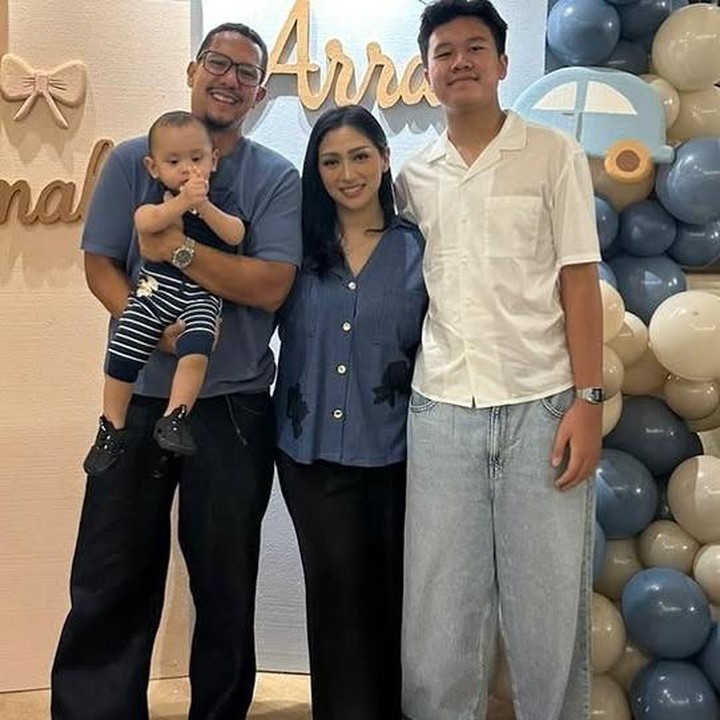 <p>Vokalis Maliq &amp; d&rsquo;Essentials, Angga Puradiredja, kini telah menjadi Ayah dari dua anak laki-laki. Anak pertamanya, Sheemar Rahman Puradiredja, lahir dari pernikahan sebelumnya dengan Melanie Putria. Saat ini, Angga telah menikah dengan Dewi Andarini dan dikaruniai seorang putra yang diberi nama Arrayanka Angga Puradiredja. (Foto: Instagram @ririnpuradiredja)</p>
