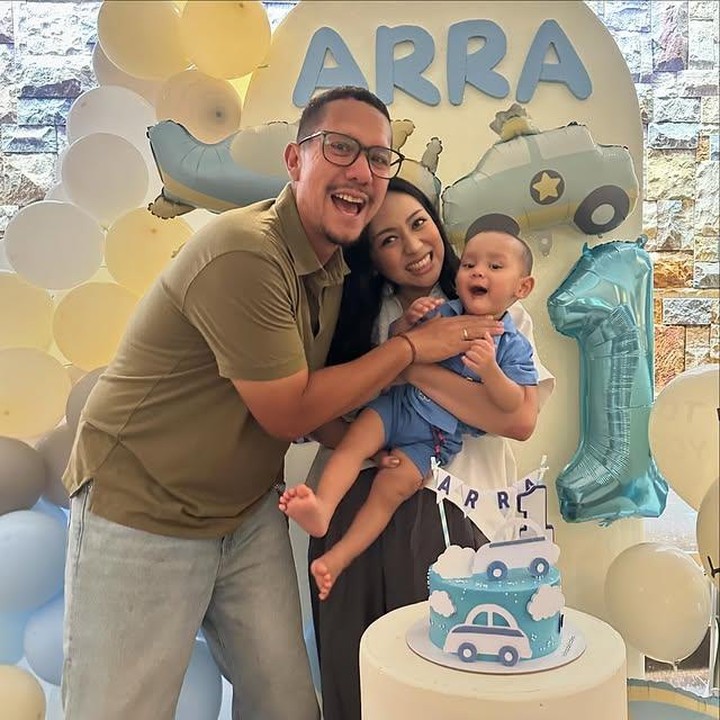 <p>Sementara anak keduanya, Arrayanka Angga Puradiredja alias <em>Baby</em> Arra lahir pada 15 November 2024. Belum lama ini, Arra baru saja merayakan ulang tahunnya yang pertama. "Selamat ulang tahun cintanya mama papa," tulis Dewi Andarini lewat unggahannya di Instagram. (Foto: Instagram @ririnpuradiredja)</p>