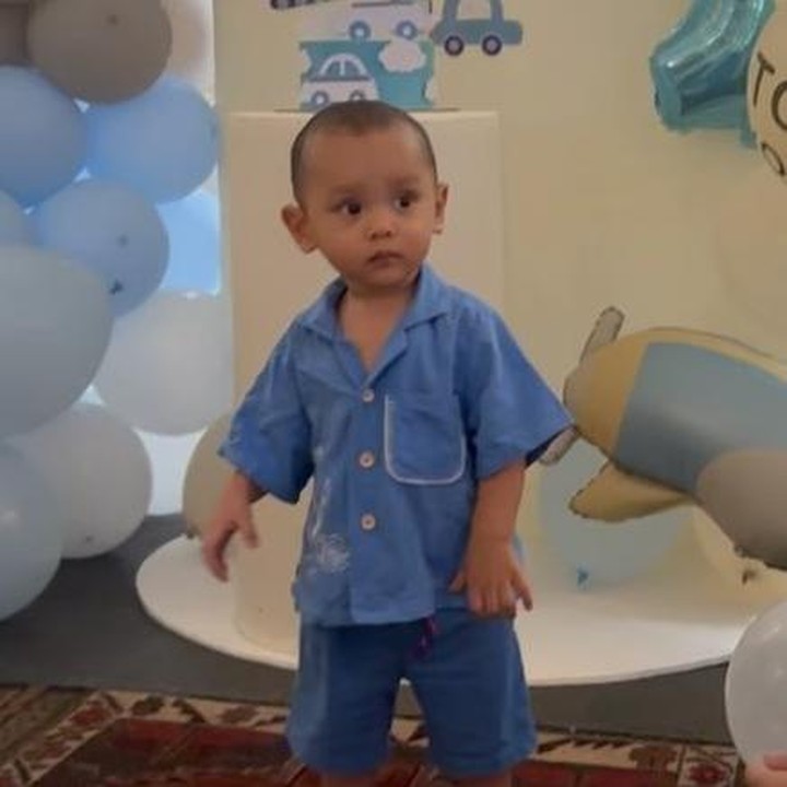 <p><em>Baby</em> Arra terlihat sangat&nbsp;menggemaskan dengan pipinya yang <em>chubby</em> dan parasnya yang tampak begitu mirip dengan sang Ayah.&nbsp; Arrajuga memiliki jarak usia yang cukup jauh dengan sang kakak, Sheemar, yakni 13 tahun. (Foto: Instagram @ririnpuradiredja)</p>