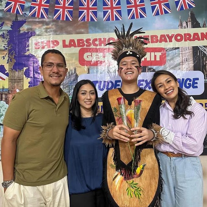 <p>Angga selalu berusaha menempatkan peran Ayah sebagai prioritas utamanya. Beberapa waktu lalu, ia bersama sang istri, Dewi Andarini, tampak memberikan dukungan untuk Sheemar dalam acara pelepasan pertukaran pelajar ke United Kingdom (UK). Dalam momen tersebut, ibunda Sheemar, Melanie Putria, juga turut hadir untuk mendampingi sang anak. "Gelar Pamit Student Exchange UK <em>@labsky.jhs</em>. Merasa sangat bersyukur dan diberkati dikelilingi oleh orang-orang yang saya sayangi. Itulah yang terpenting bagi saya," kata Sheemar menilik dari Instagram <em>@sheemar_rahman.</em> (Foto: Instagram @sheemar_rahman)</p>