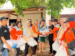 Andre Rosiade Bagikan Ribuan Nasi Bungkus ke Warga Kebanjiran di Padang