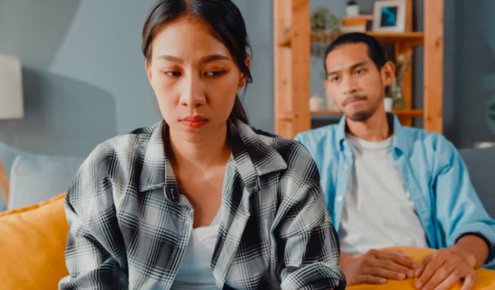 Beri jeda sebelum memberi respon bantu mengendalikan emosi agar tetap tenang. Cara ini bisa mencegah kamu mengambil keputusan tergesa-gesa/Foto: freepik.com/tirachardz