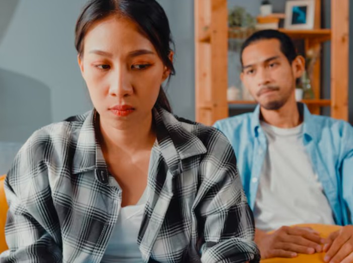 Beri jeda sebelum memberi respon bantu mengendalikan emosi agar tetap tenang. Cara ini bisa mencegah kamu mengambil keputusan tergesa-gesa/Foto: freepik.com/tirachardz