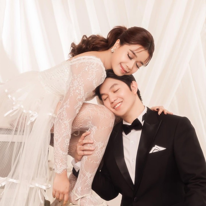 <p>Kabar bahagia datang dari penyanyi Brisia Jodie. Penyanyi 29 tahun ini sebentar lagi akan melepas masa lajangnya. Brisia bakal mengikat janji dalam ikatan pernikahan bersama sang kekasih Jonathan Alden. (Foto: Instagram @jonathan.alden_/ @brisiajodie96)</p>