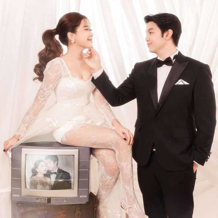 <p>Brisia Jodie resmi dilamar sang kekasih pada awal tahun 2025 saat keduanya berlibur di Swiss. Pada Juni lalu, pasangan ini mengadakan acara lamaran resmi bersama keluarga. Brisia dan Jonathan Alden rencananya bakal meresmikan hubungan dalam ikatan pernikahan pada Desember 2025. (Foto: Instagram @jonathan.alden_/ @brisiajodie96)</p>