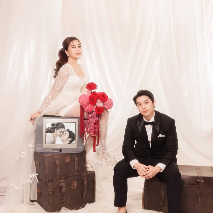 <p>Di foto <em>prewedding</em> ini, Brisia tampil cantik dan anggun mengenakan gaun putih dengan rambut&nbsp;diikat ponytail. Sementara itu, Jonathan Alden memakai setelan tuxedo dan jas hitam lengkap dengan aksesoris dasi pita. (Foto: Instagram @jonathan.alden_/ @brisiajodie96)</p>