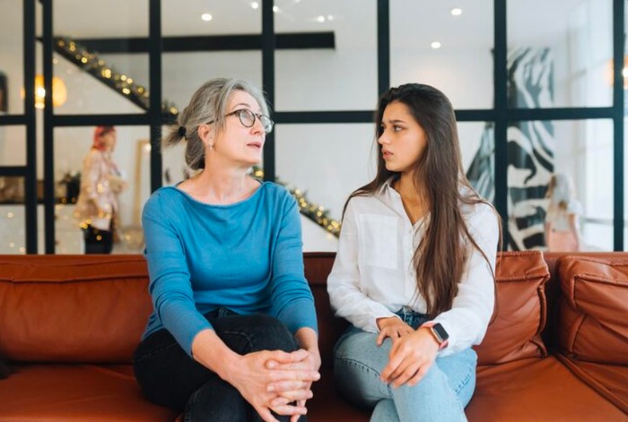 Cara mengelola keuangan keluarga dan keluar dari tekanan finansial. Harus punya kemandirian finansial hingga menerapkan batasan/Foto: freepik.com/teksomolika