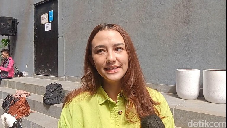 Dahlia Poland ditemui di kawasan Warung Buncit, Jakarta Selatan, Selasa (25/11/2025).